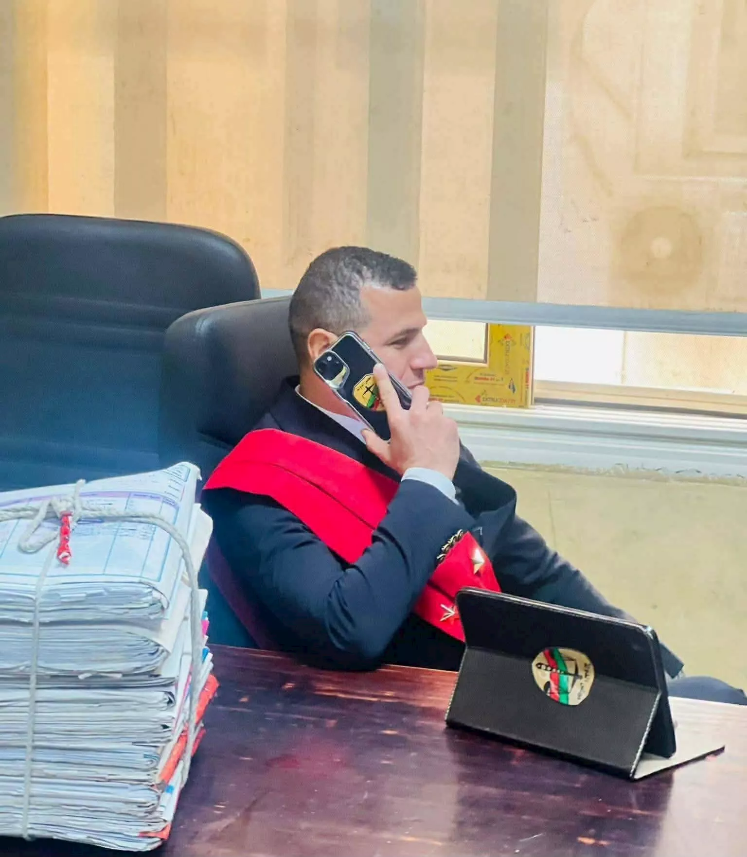 "الوشاح فضحه".. خطأ أثار الشكوك حول صفة القاضي المزيف في فيديوهات المحكمة
